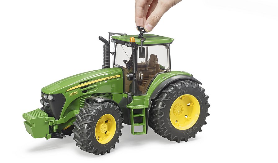 Kolový traktor John Deere 7930